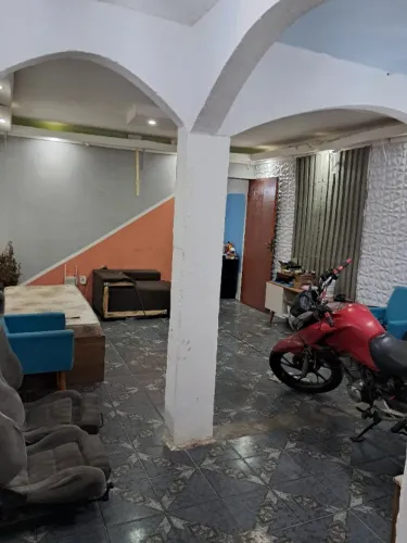 Sobrado, duas casas separadas, 4 quartos , 2 vagas de garagem e 4 banheiros.