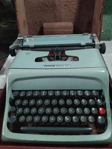 Maquina de escrever olivetti Studio 44.