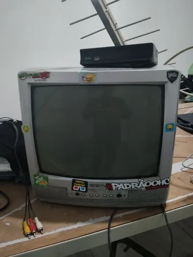 Tv 14 polegadas funcionando sem controle, conversor funcionando sem controle e antena 180$