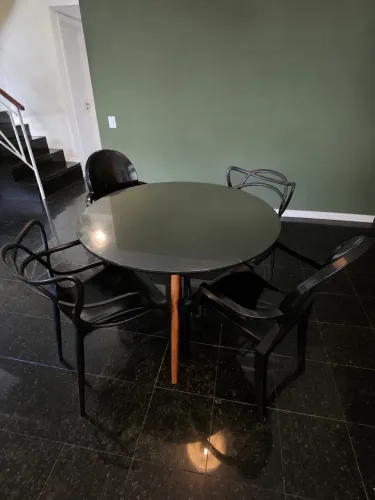 Mesa de jantar + 4 cadeiras de design