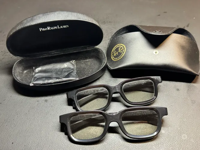 Lote de óculos 3D e estojos de marcas
