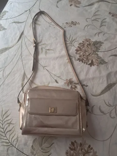 Bolsa semi nova dourada de couro