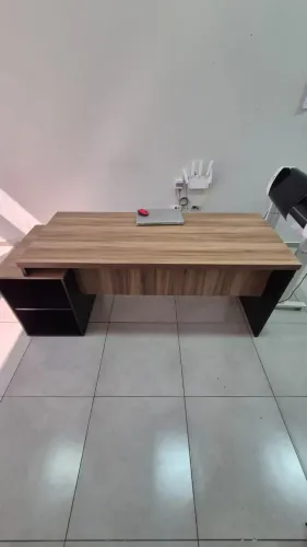 Mesa de computador escrivaninha com gaveteiro e nicho