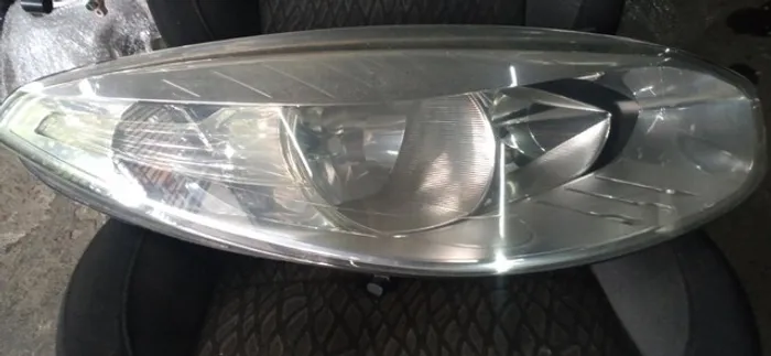 Farol do Fluence lado direito .