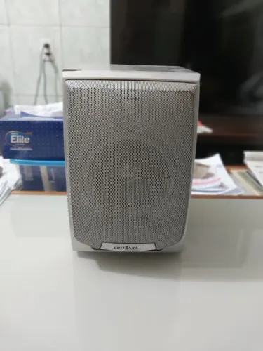 UMA CAIXA DE SOM BRITÂNIA MODELO BS-335.