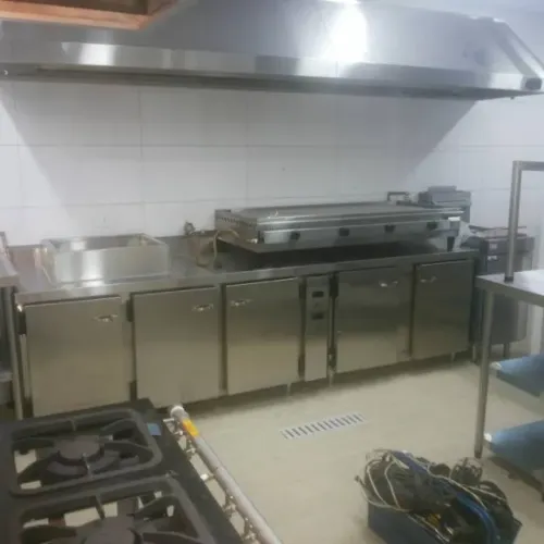 Balcão refrigerado de encosto industrial em aco inox sob medida