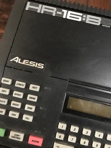 Bateria eletronica Alesis HR-16 b timbres analogicos vintage