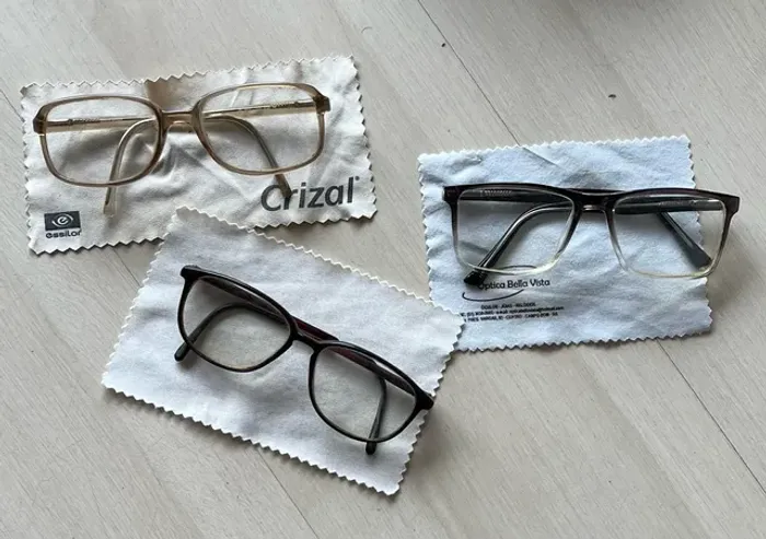 Vendo três armações de óculos de grau, acompanha as lentes com dois meses de uso.