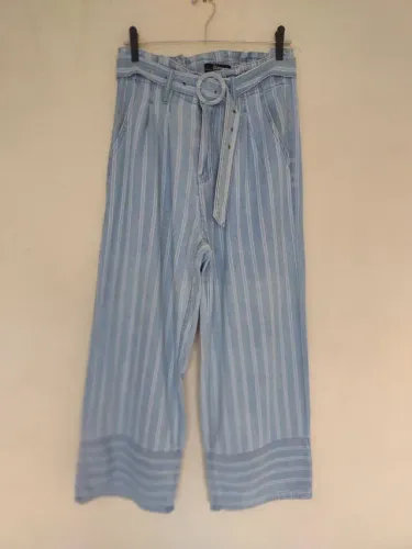 Calça jeans feminina pantacourt listrada 
