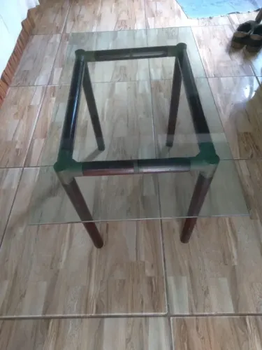 Mesa de centro parte superior em vidro