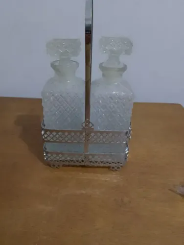 2 garrafas para licor ou bebidas.