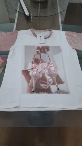 Camiseta feminina com detalhes em glitter