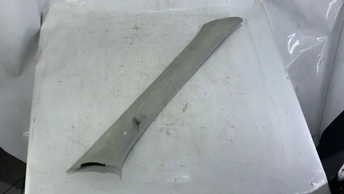 Moldura Direita Parabrisa Vw Gol/Parati/Saveiro G2/G3/G4