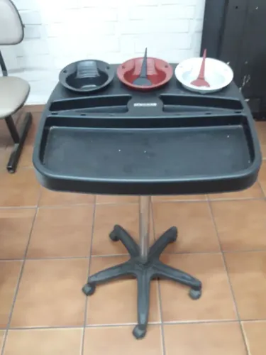 Uma mesa auxiliar de cabeleireiro