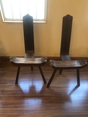 Cadeira estilo rustico em madeira de lei, apoio por pé triplo robusto.