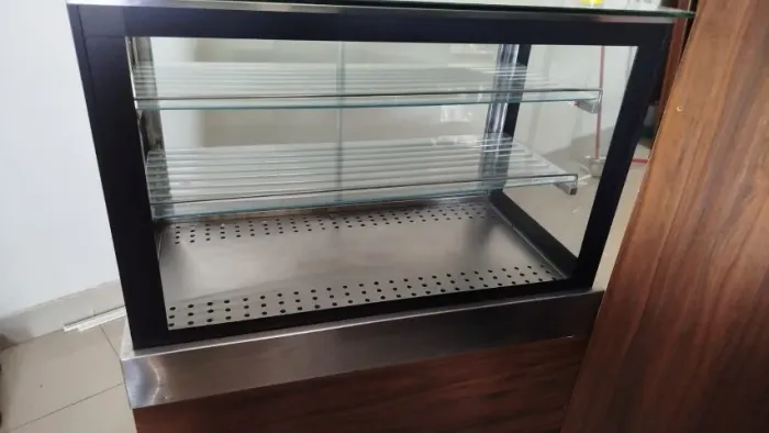 Balcão: São dois, 1 quente e 1 refrigerado
