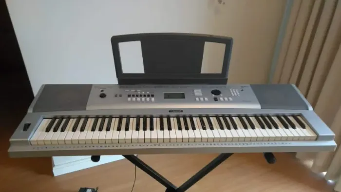 TECLADO YAMAHA MODELO DGX - 230 - C/PEDAL E SUPORTE (SEMINOVO).