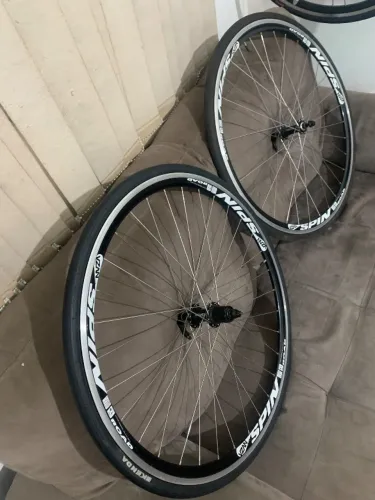 Par roda Bicicleta speed road com pneu em ótimo estado !!