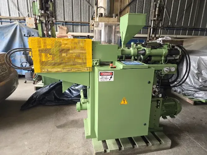 Máquina injetora de plásticos