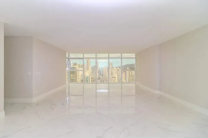 Apartamento na planta à venda no centro de Balneário Camboriú