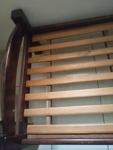 Cama de solteiro usada em boa condições , madeira maciça.