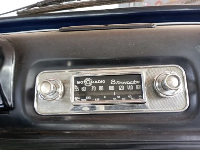 Rádio automóvel antigo 