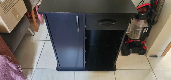 Armario com uma porta e uma gaveta