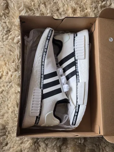Tênis Adidas NMD R1 Logo Branco Exclusivo FV8727 Tamanho 42 - Novo