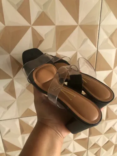 Sandália feminina preta com salto alto