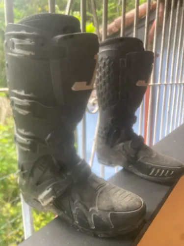 Botas articuladas para trilhas