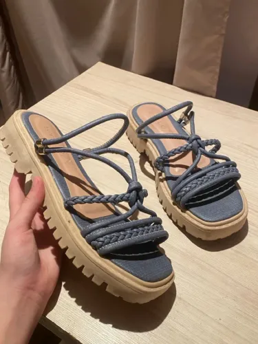 Sandália plataforma azul com detalhes trançados