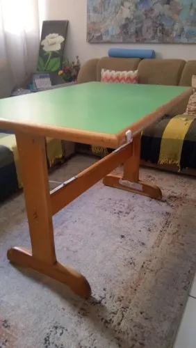 Mesa de madeira com tampo verde,110/70.largura,por 75de altura