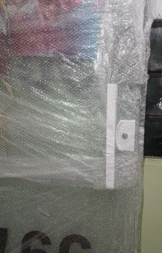 Vendo Porta de vidro, fechadura com chaves e puxador.
