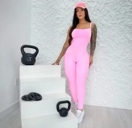 Macacão Branco empina bumbum 