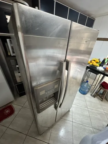Vende-se CARCAÇA de Geladeira (NÃO FUNCIONA), não entregamos e nem vendemos on line. 