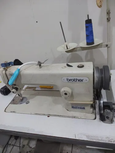 Maquina de costura em ótimo funcionamento 