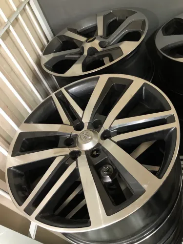Jogo de rodas Aro 22 Toyota por 6800,00 as 4 novas até 12x