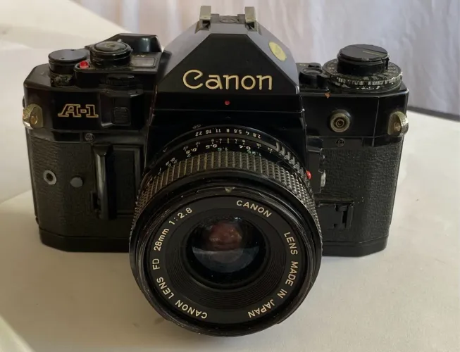 Câmera Canon A-1 com Lentes FD 50mm, FD 28mm e FD 70-150mm