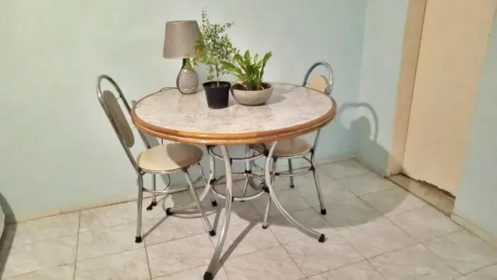 Conjunto de jantar - Mesa redonda + 4 cadeiras