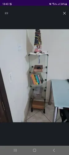 Estante de vidro com 4 prateleiras podendo aumentar.