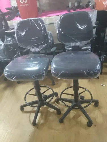 Cadeira Caixa Alta com Rodinhas para Balcão de atendimento