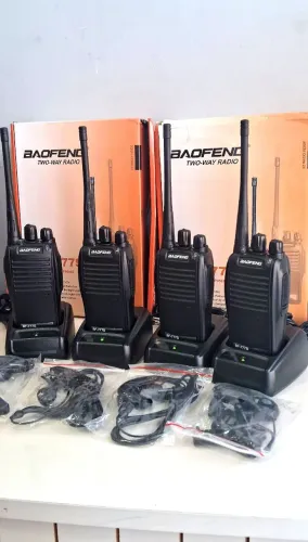 4 rádios comunicador Walkie talkie até 4km carregador e fones