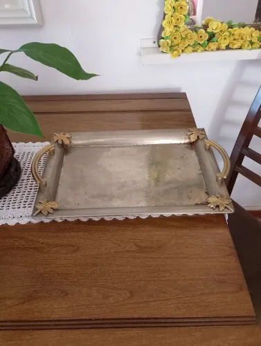 Bandeja decorativa vintage com detalhes dourados. UM BANHO DE NÍQUEL FICA NOVA