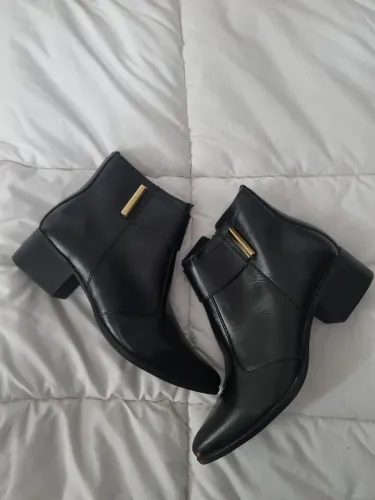 Bota NUNCA USADA marcial preta, couro, cano curto, detalhe em dourado, 38, salto baixo