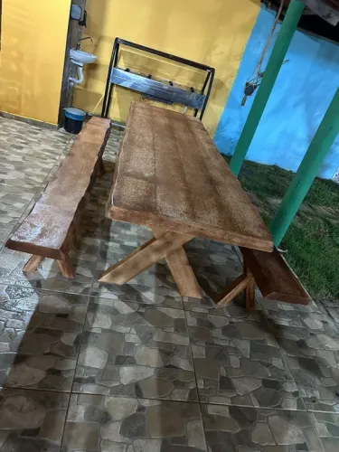 Mesa de madeira rústica para 10 pessoas