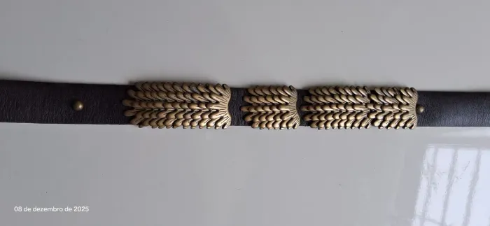 Cinto de couro e metal