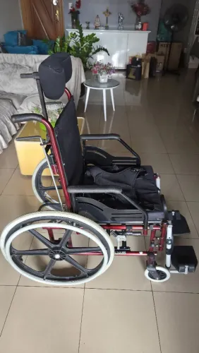 Cadeira de Rodas reclinável com elevação.