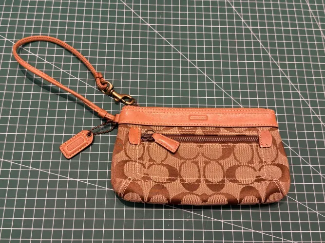 Bolsa de mão Coach modelo Wristlet Signature