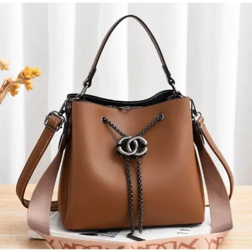 Bolsa com corrente na cor Marrom