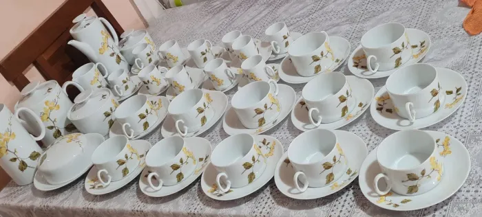Jogo chá  e café porcelana  pintado  a mão. 